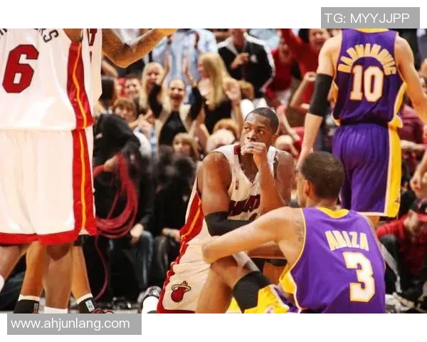 单膝跪地庆祝动作起源与发展 探究某足球巨星的标志性庆祝方式