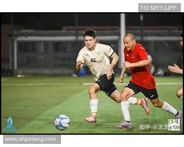 中老年足球明星再度上场展现风采,激情不减当年挑战年轻对手 中老年足球明星再度上场展现风采,激情不减当年挑战年轻对手