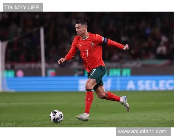 球星在绿茵场上展现快速过人技巧带来令人热血沸腾的足球瞬间