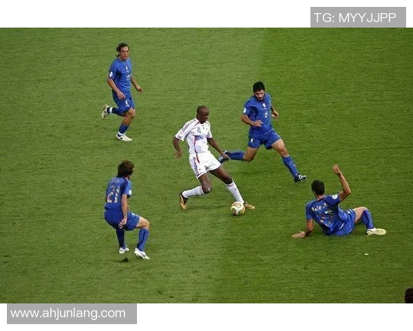 法国足球传奇球星的辉煌足迹与足球世界的影响力解析 法国足球传奇球星的辉煌足迹与足球世界的影响力解析